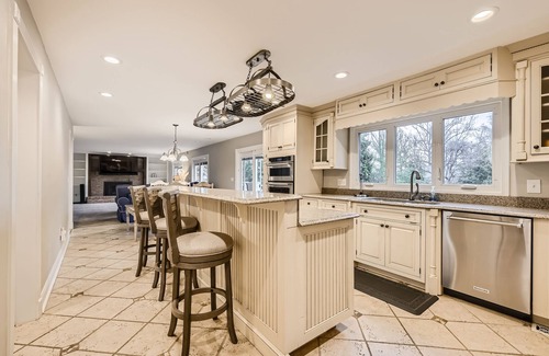 Lake Shore Casa | Charming 4-bedroom house with WiFi and AC. The beach is your backyard!