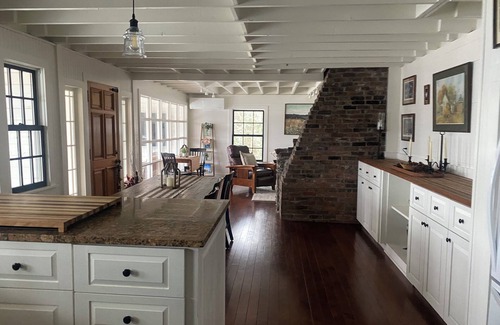 Salisbury Casa | “Charming 4 Bedroom Lakefront Farmhouse: Breathtaking Views & Relaxing Retreat"