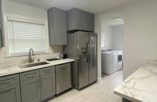 Kenner - Louis Armstrong International Airport Casa | Charming 4 bedroom super clean and safe in Metairie newly remodeled WiFi & AC