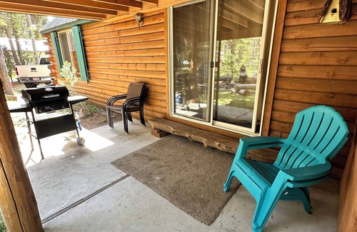 Island Park Cabina | Charming 4-bedroom cabin with AC and WiFi, and hot tub in Island Park.