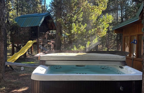 Island Park Cabina | Charming 4-bedroom cabin with AC and WiFi, and hot tub in Island Park.