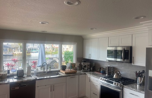 Lake Forest Casa | Charming 4-bedroom house On the Lake with Boat and deck