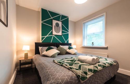 Southampton Casa | Charming 4 Bedrooms-Sleeps 8-Long Term Disc-Driveway