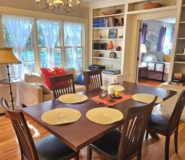 Bloomington Casa | Charming 4 BR W Hot Tub 3 Kings Walk to Downtown