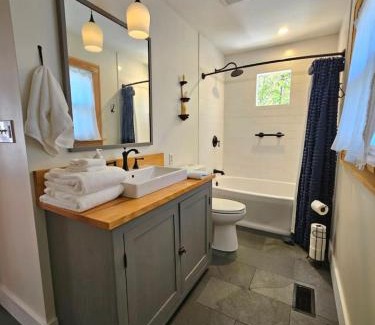 Bloomington Casa | Charming 4 BR W Hot Tub 3 Kings Walk to Downtown