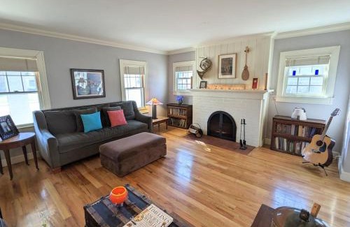 Bloomington Casa | Charming 4 BR W Hot Tub 3 Kings Walk to Downtown