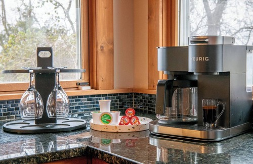 Kodak Casa | *Charming 4BD+LOFT Lodge! Theater + GAMES!*