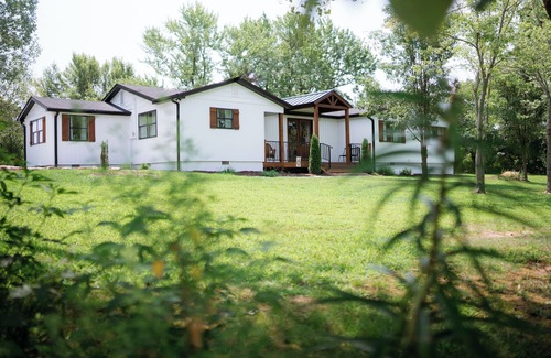 Omaha Casa | Charming 4BR/3BA Farmhouse, Just 20 Minutes from Branson – A Cozy Retreat