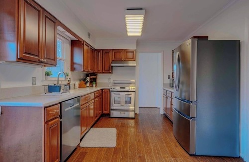Aldie Otro | Charming 5-bedroom farmhouse with game&hot tub in Aldie