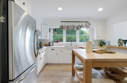 Village of East Hampton Casa | Charming 5-bedroom home. AC and WiFi,swimming pool. walk to town and beach