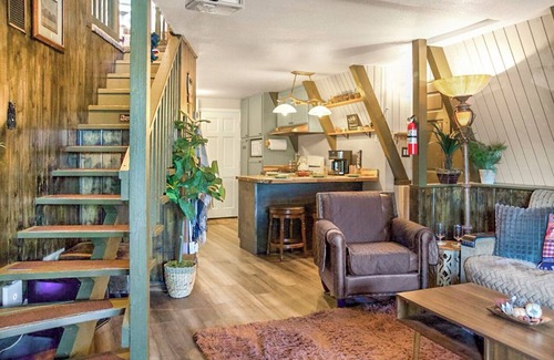 Twin Peaks Cabina | Charming A Frame 2-bedroom cabin with WiFi, AC in beautiful Rimforest