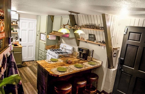 Twin Peaks Cabina | Charming A Frame 2-bedroom cabin with WiFi, AC in beautiful Rimforest