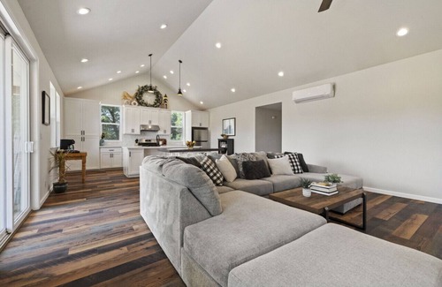 Sonora Casa | Charming Acres Farmhouse/ Family/ Pets/ AC/ Starling