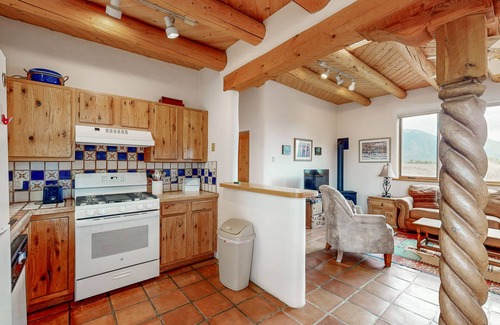 El Prado Casa | Charming adobe home with mountain views & natural light - central to attractions