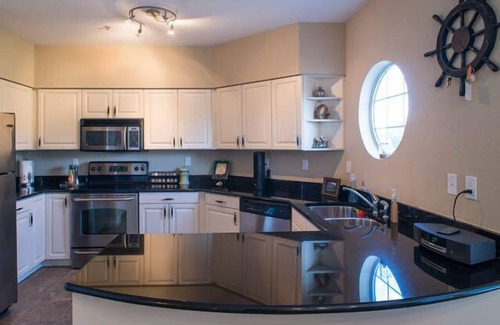 Highland Lake Estates Villa | Encantadora y espaciosa villa con un gran balcón alrededor