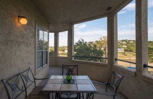 Highland Lake Estates Villa | Encantadora y espaciosa villa con un gran balcón alrededor