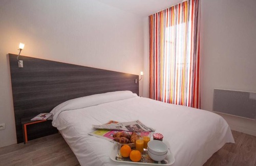 Chevilly-Larue Hotel | Charming Apartment w/ Kitchenette Steps from Vibrant Market & Metro