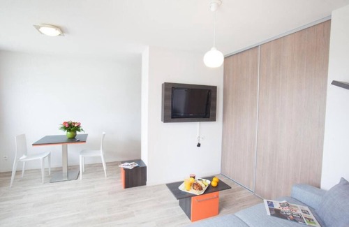 Chevilly-Larue Hotel | Charming Apartment w/ Kitchenette Steps from Vibrant Market & Metro