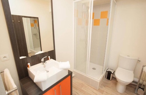 Chevilly-Larue Hotel | Charming Apartment w/ Kitchenette Steps from Vibrant Market & Metro