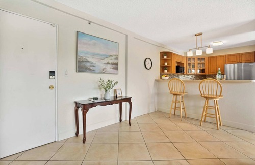 Pinellas Point Apartamento | Charming Apartment with Balcony & Pool Views