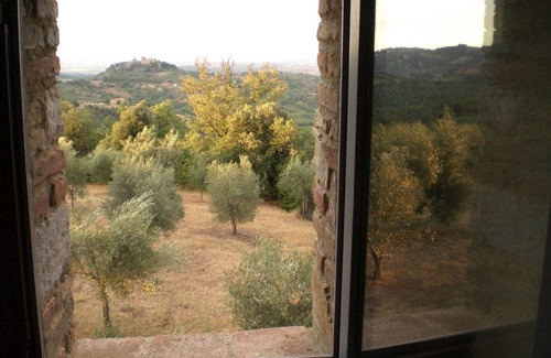 Monte Vibiano Vecchio Casa | Encantador apartamento en el pueblo medieval de Montelagello con jardín y piscina