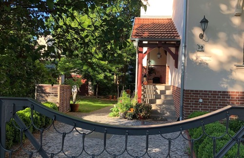 Niederschoenhausen Villa | Encantador apartamento en la mansión estilo Tudor (a sólo 15 minutos de Prenzlauer Berg)