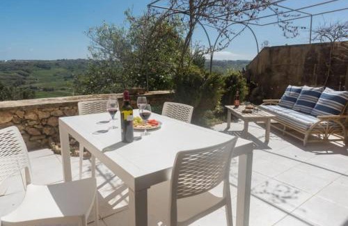 Xaghra Apartamento | Charming Apartment with Large Terrace and Sea Views