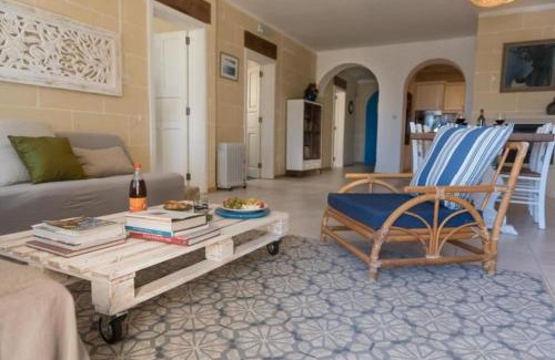 Xaghra Apartamento | Charming Apartment with Large Terrace and Sea Views
