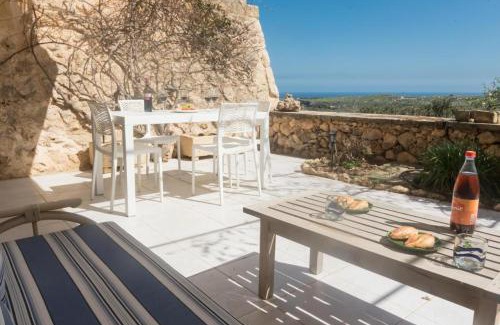 Xaghra Apartamento | Charming Apartment with Large Terrace and Sea Views