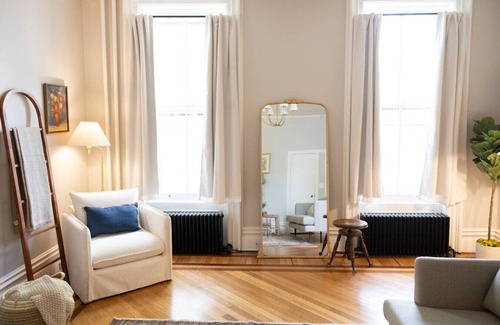 Newtonville Apartamento | Charming Apt. with Marble Mantel