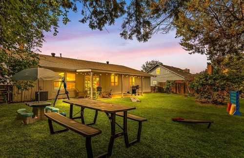 Austin Casa | Charming Austin Home: 4 Bedrooms, WiFi, & AC – Perfect for Groups!