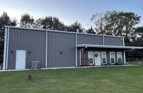 Lonoke Casa | Charming Barndominium sits on 20 acres in Lonoke, AR.
