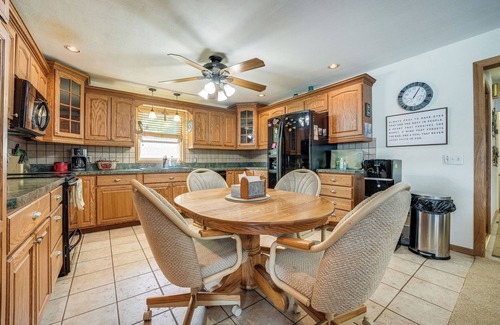 Battle Creek Cabaña | Charming Battle Creek Cottage w/ Dock!