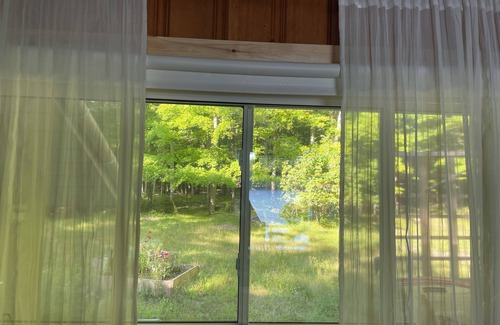 Havelock-Belmont-Methuen Cabaña | Charming bayside Kawarthas cottage with antique finishes and original art