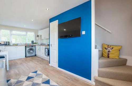 Pembroke Casa | Charming Beach Chalet with Balcony & Sea Views