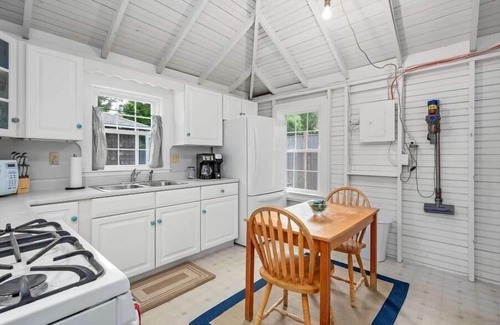 Brewster Cabaña | Charming Beach Cottage steps from Brewster Flats Cape Cod Bay