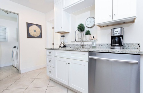 Central Naples Casa | Beach Beach Cottage! ¡A solo 1 milla de la impresionante playa Horizon! familia