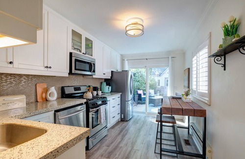 Birch Cliff Casa | Charming Beaches Retreat | Renovated 2-Bedroom House with Yoga Studio