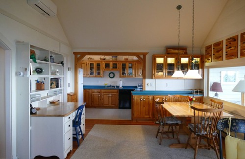 Ocean Park Casa | Charming beachfront cottage--private beach access and ocean views