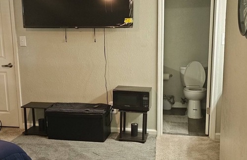 Decatur Apartamento | Charming bed & breakfast in wonderful Decatur with AC, WiFi, fitness room