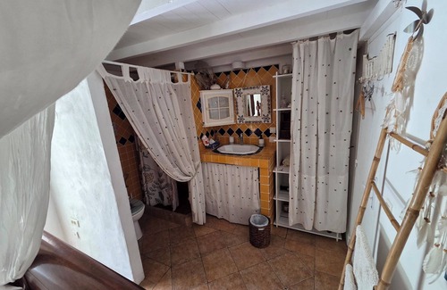 Camaruche Cama Y Desayuno | CHARMING BEDROOM WITH SHOWER ROOM