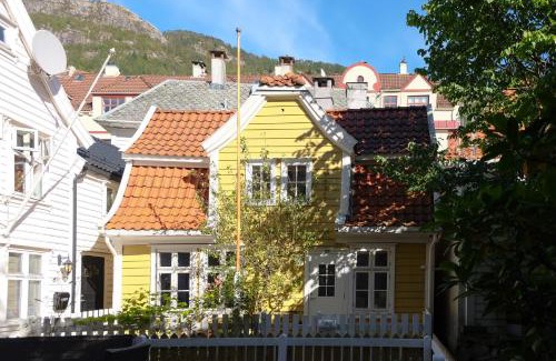 Sandviken Apartamento | Charming Bergen house, rare historic house from 1779, Whole house