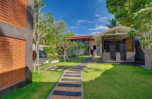 Ahangama Chalet De Esquí | Charming Blue Chalet with WiFi and AC in superb Ahangama with Kitchennette