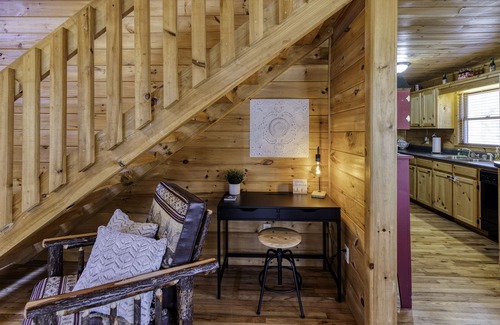 Mineral Bluff Cabina | Charming Blue Ridge Cabin! Hot Tub, Hiking, Close to Blue Ridge Attractions!