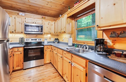 Mineral Bluff Cabina | Charming Blue Ridge Cabin! Hot Tub, Hiking, Close to Blue Ridge Attractions!