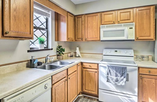 Burnsville Cabina | Charming Blue Ridge Cabin w/Mountain Views & Pool