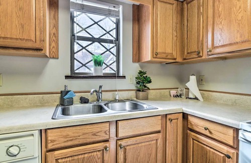 Burnsville Cabina | Charming Blue Ridge Cabin w/Mountain Views & Pool