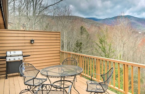 Burnsville Cabina | Charming Blue Ridge Cabin w/Mountain Views & Pool