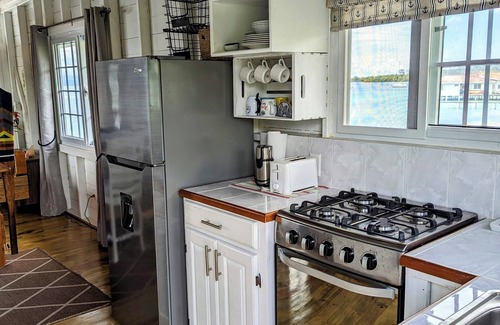 Big Bight Apartamento | Charming bungalow over a coral reef in the Caribbean sea with stunning sunsets!