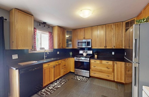 Wasaga Beach Casa | Charming bungalow steps to beach, fireplace, with deck & game room